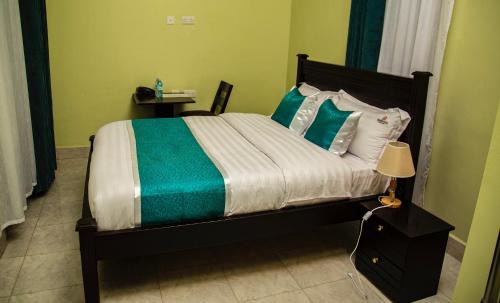Una cama o camas en una habitación de BWIRANDA HOTEL