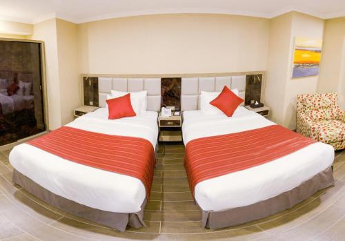Кровать или кровати в номере Ramada by Wyndham Bishkek Centre