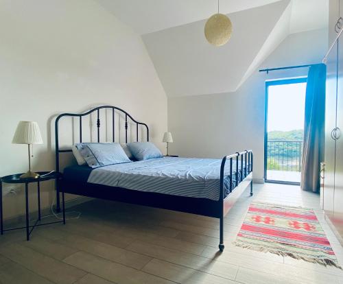 Un pat sau paturi într-o cameră la Zora’s Home