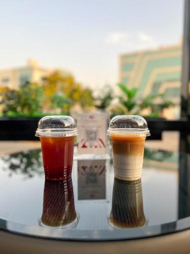 two cups of coffee sitting on top of a table at فندق بلاتينيوم الفندقية Platinum Hotel in Al Madinah