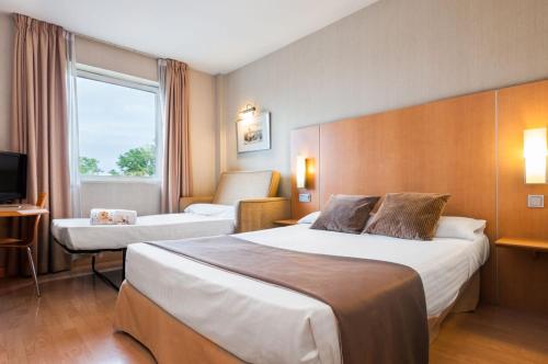 a hotel room with two beds and a window at Posadas De España Cartagena in Cartagena