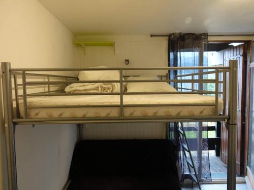 a couple of bunk beds in a room at Studio 4 personnes au pied des piste plateau de Bonascre - Ax 3 domaines Eté Hiver in Ax-les-Thermes