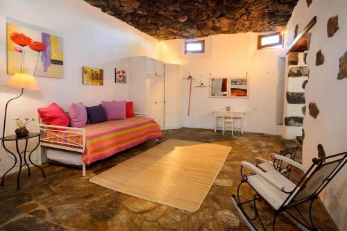 a living room with a couch and a table at Apartamento Los 4 Nobles in Tinajo