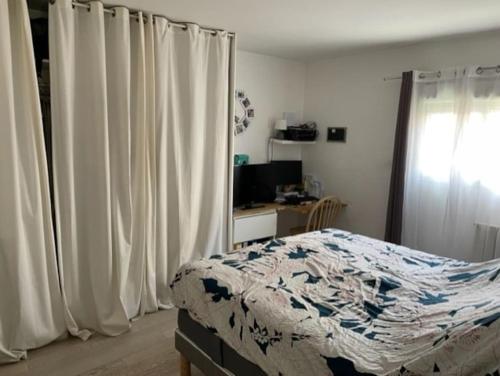 - une chambre avec des rideaux blancs, un lit et un bureau dans l'établissement Villa Saint Ouen sur Seine, à Saint-Ouen