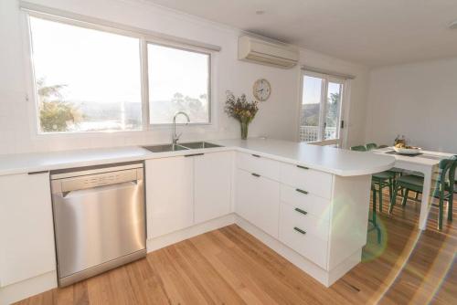 Dapur atau dapur kecil di Lochview - 3 bedroom, pet friendly home with views