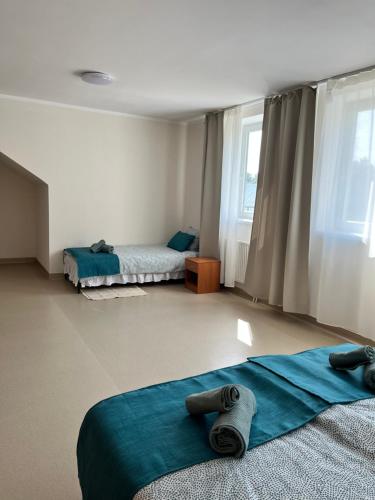 Ένα ή περισσότερα κρεβάτια σε δωμάτιο στο Ośrodek konferencyjno-wypoczynkowy