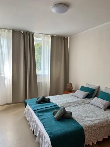 1 dormitorio con 2 camas y ventana en Ośrodek konferencyjno-wypoczynkowy, en Chojna