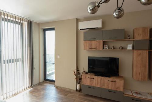 Televisyen dan/atau pusat hiburan di Riverview apartment - Free Private Parking