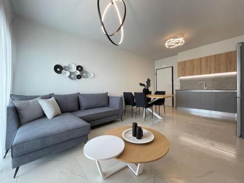 ein Wohnzimmer mit einem Sofa und einem Tisch in der Unterkunft Urban Oasis in Ellinikon - Athenean BnB in Athen
