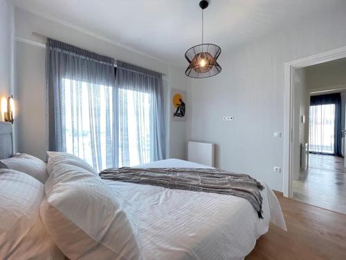 Кровать или кровати в номере Athenean Oasis in Ellinikon