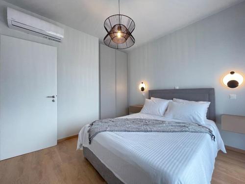 Кровать или кровати в номере Athenean Oasis in Ellinikon