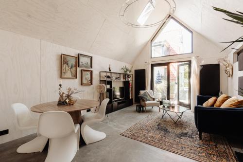 a living room with a table and a couch at Studio Verver in Bergen