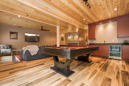 Meja biliard di Black Diamond Lodge