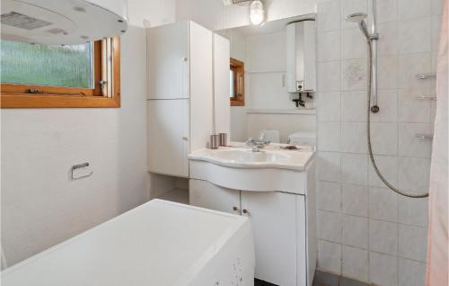 Koupelna v ubytování 3 Bedroom Stunning Home In Vggerlse