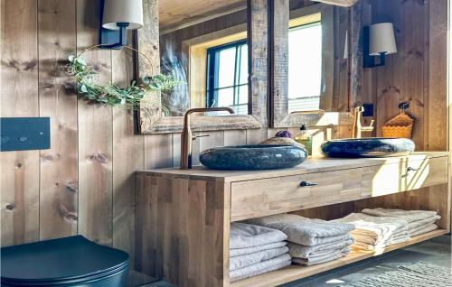 uma casa de banho com 2 lavatórios e um espelho em 5 Bedroom Stunning Home In Vringsfoss em Maurset