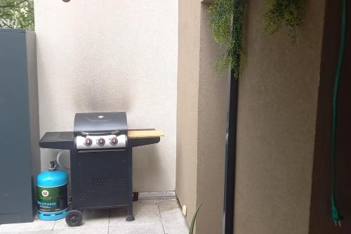 a small stove sitting on the side of a building at Beau appartement T3 in Montpellier