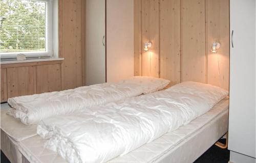 HemmetにあるStunning Home In Hemmet With 3 Bedrooms, Sauna And Wifiの窓付きの客室で、白いベッドが備わります。