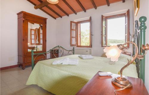 Llit o llits en una habitació de 5 Bedroom Cozy Apartment In Montorsaio