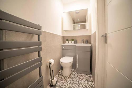 ein kleines Bad mit WC und Waschbecken in der Unterkunft Cozy Luton Stay - Central Location in Luton