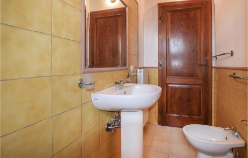 uma casa de banho com um lavatório e um WC em 5 Bedroom Cozy Apartment In Montorsaio em Montorsaio