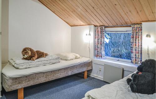 Cette chambre comprend 2 lits avec un animal farci sur le lit. dans l'établissement Awesome Home In Oksbl With Kitchen, à Oksbøl