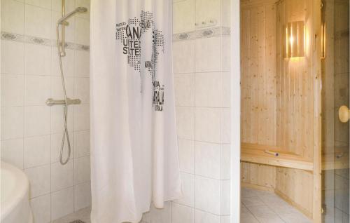 y baño con ducha con cortina blanca. en Awesome Home In Oksbl With Sauna, en Oksbøl