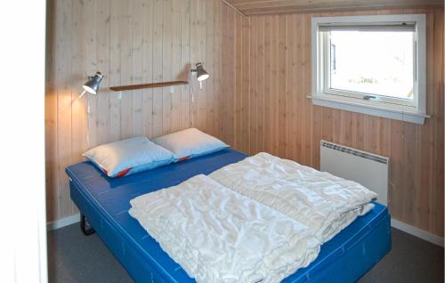 HemmetにあるNice Home In Tarm With 4 Bedrooms, Sauna And Wifiのベッドルーム1室(青いベッド1台、窓付)
