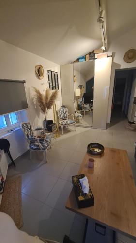 un soggiorno con tavolo e una camera con sedie di T2 COCOONING BEACH a La Ciotat