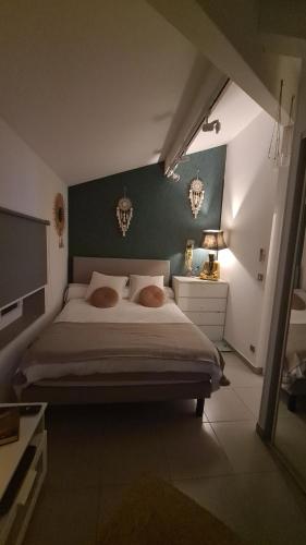 une chambre avec un grand lit et un mur végétal dans l'établissement T2 COCOONING BEACH, à La Ciotat