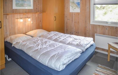 ヘンネ・ストランドにあるAmazing Home In Henne With 4 Bedrooms And Wifiのベッド(白いシーツ、枕付)