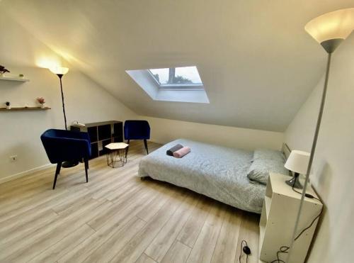 Schlafzimmer mit einem Bett, einem Schreibtisch und einem Fenster in der Unterkunft Chasselièvre in Rouen