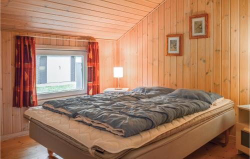 FalenにあるNice Home In Hemmet With Saunaの窓付きの木製の部屋の大型ベッド1台