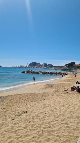- une plage avec des personnes sur le sable et l'océan dans l'établissement T2 COCOONING BEACH, à La Ciotat