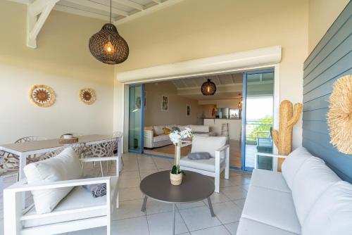 Гостиная зона в Appartement magnifique à 2 minutes de la plage de Sainte Anne