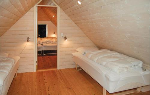 Säng eller sängar i ett rum på Cozy Home In Nrre Nebel With Kitchen