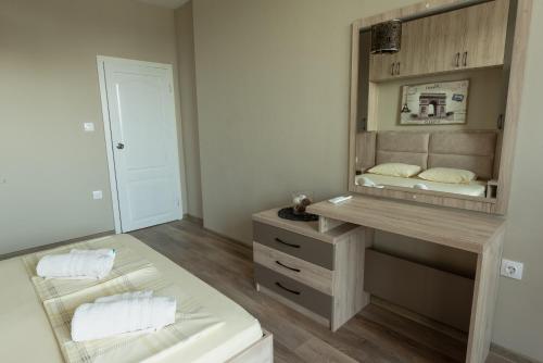 1 dormitorio con cama y tocador con espejo en Riverview, en Plovdiv