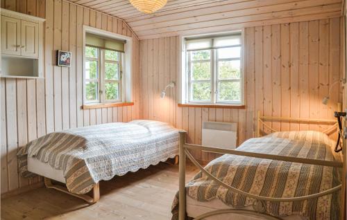 1 dormitorio con 2 camas y 2 ventanas en Beautiful Home In Hemmet With Kitchen, en Hemmet