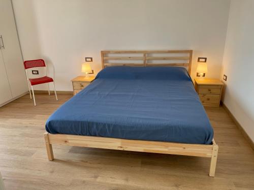 テルモリにあるAppartamento Coralloのベッドルーム1室(ベッド1台、赤い椅子付)
