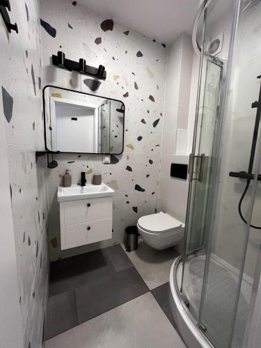 ein Bad mit einem WC, einem Waschbecken und einer Dusche in der Unterkunft OhMyHome - Hala Mirowska in Warschau
