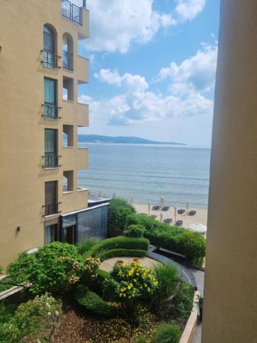 Blick auf den Strand vom Balkon eines Gebäudes in der Unterkunft Апартаменти Оазис Вип клуб in Sonnenstrand