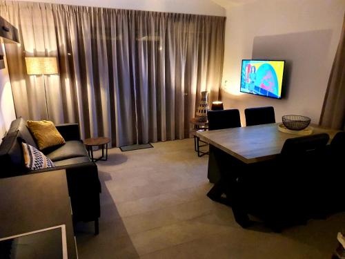 シュットルフにあるFerienwohnung Ferienpark Quendorferseeのソファとテーブルのあるリビングルーム