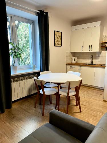 eine Küche und einen Tisch und Stühle in einem Zimmer in der Unterkunft OhMyHome - Hala Mirowska in Warschau