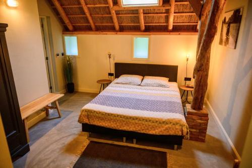 1 dormitorio con 1 cama grande en una habitación en Vakantiehuis An Diek en Staphorst