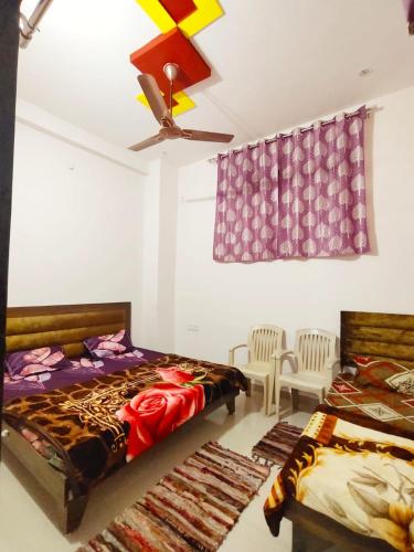Postel nebo postele na pokoji v ubytování Deviksha Home Stay
