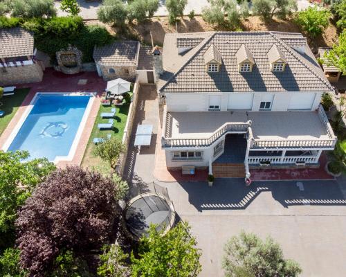 eine Luftansicht eines Hauses mit Pool in der Unterkunft Villa Fuji Sierra de la Pandera Jaén in Jaén