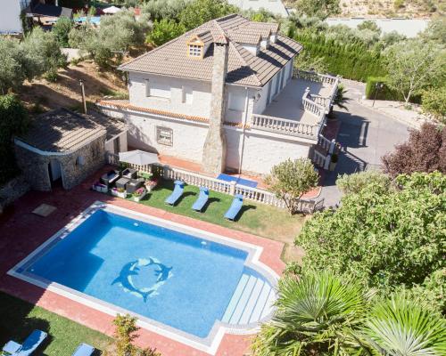 una vista aérea de una casa con piscina en Villa Fuji Sierra de la Pandera Jaén, en Jaén