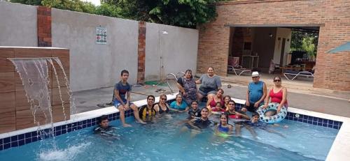 un groupe de personnes dans une piscine dans l'établissement Quinta DonAmado, à Areguá