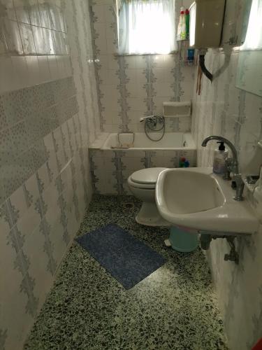 łazienka z umywalką i toaletą w obiekcie Ορεινή φιλόξενη κατοικια 