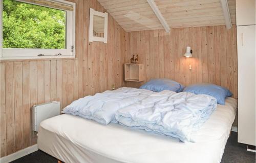Oksbølにある3 Bedroom Amazing Home In Oksblのベッドルーム(青い枕の大型ベッド1台付)