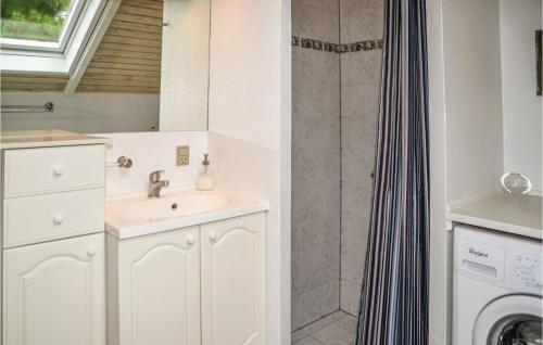 Koupelna v ubytování 3 Bedroom Amazing Home In Oksbl